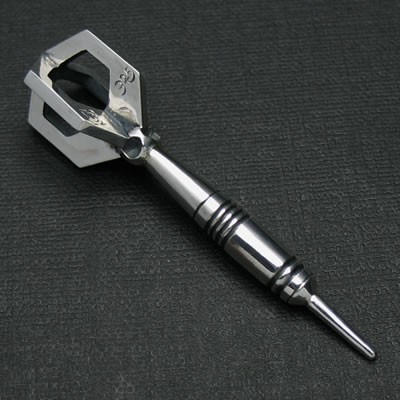 超リアル！　ダーツのシルバーペンダント「REAL DARTS PENDANT」