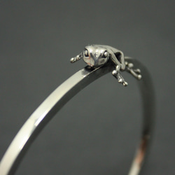 シンプルなバングルにカエルが休憩しているのが可愛い「FROG BANGLE」 1枚目の画像