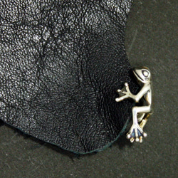 耳にしがみつく小さいカエルがリアルで可愛いピアス「FROG PIERCE」 10枚目の画像