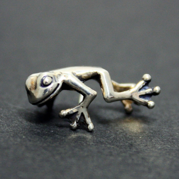耳にしがみつく小さいカエルがリアルで可愛いピアス「FROG PIERCE」 12枚目の画像