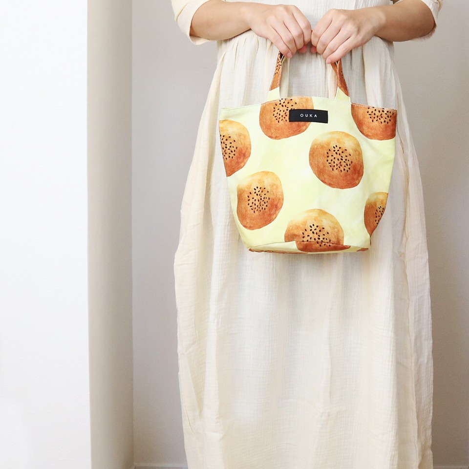 『あんぱん柄』丸底帆布トートバッグ・ポケット付き：60日以内に発送