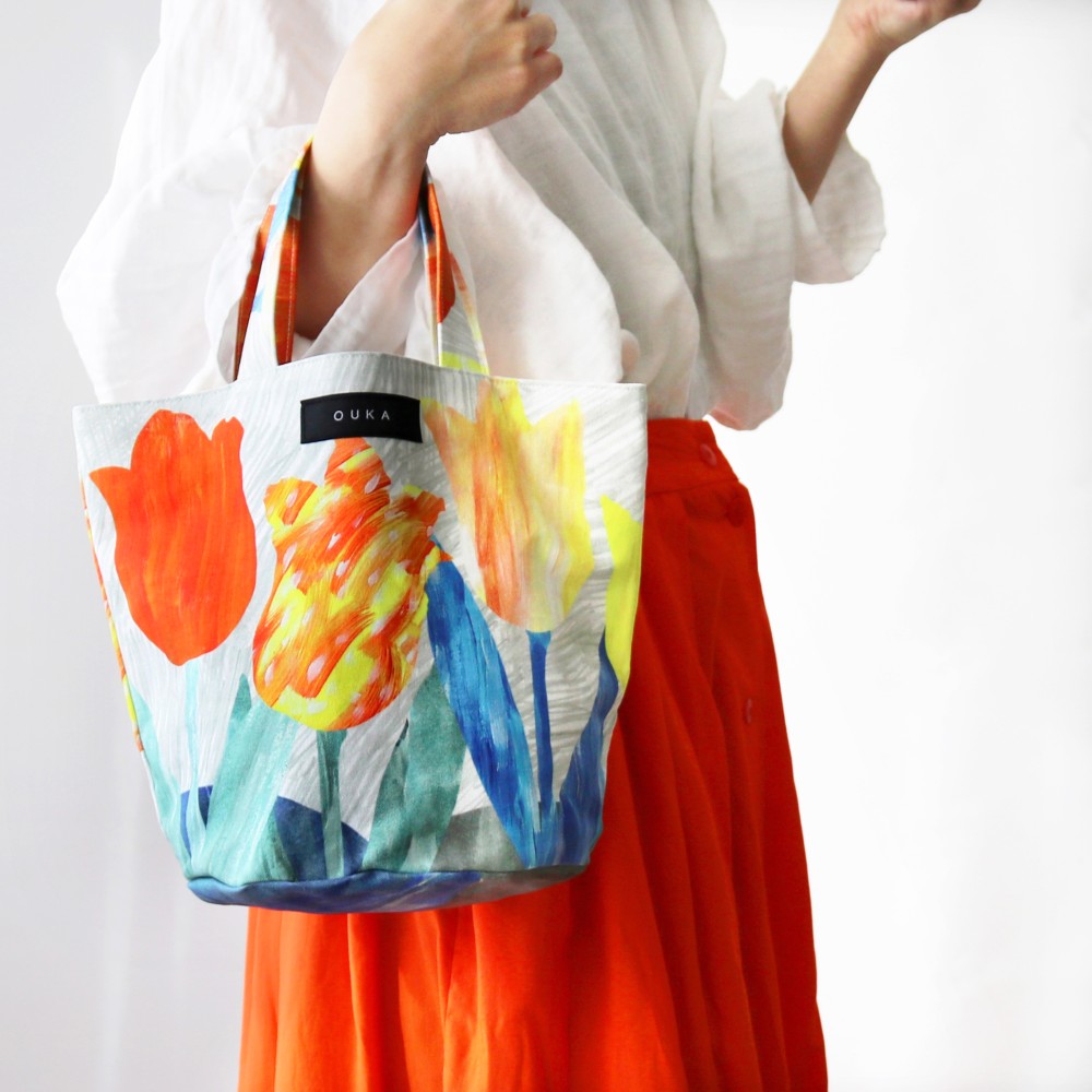 『おしゃべりチューリップ柄』丸底帆布トートバッグ・ポケット付き（60日以内に発送）