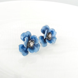 blue rose アンティークブルー のお花 　直径20mm　≪シルバー≫ インディゴ 藍色　サージカルステンレス 6枚目の画像