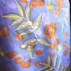 小さな四角（紫色）を染めた花のような植物、四角いタオルを染めた花の葉、植物の捺染と染め、草の染めた四角いタオルエコプリント 6枚目の画像