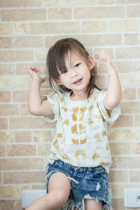 子供用Tシャツ（M） - オニオンスキンプラントの印刷と染色、コットンTシャツ。 1枚目の画像