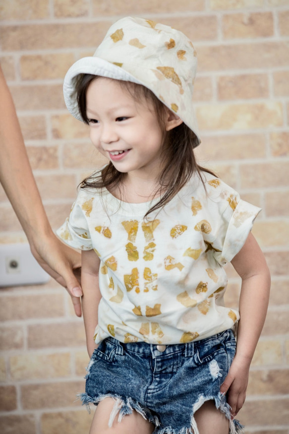 子供用Tシャツ（M） - オニオンスキンプラントの印刷と染色、コットンTシャツ。 2枚目の画像