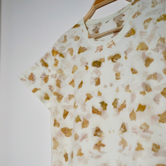 Tシャツ（M） - オニオンスキンプラントの印刷と染色、コットンTシャツ。 2枚目の画像