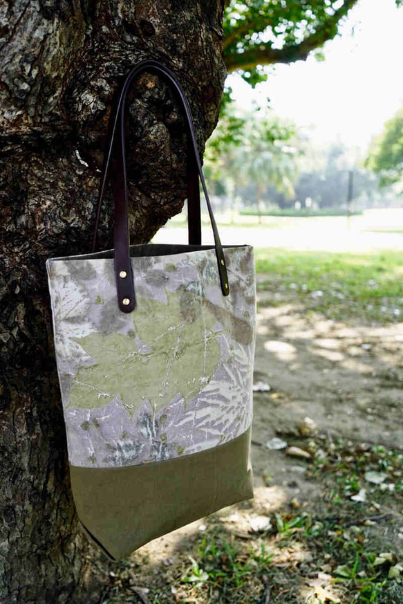 帶著植物去旅行 作品2 - 植物移印 棉布大提袋， 植物染肩背袋 ecoprinting handbag 第2張的照片