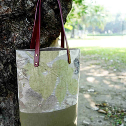 帶著植物去旅行 作品3 - 植物移印 棉布大提袋，肩背袋 ecoprinting handbag 第1張的照片