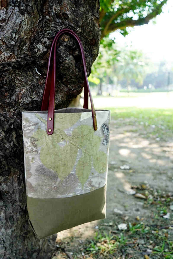 帶著植物去旅行 作品3 - 植物移印 棉布大提袋，肩背袋 ecoprinting handbag 第1張的照片