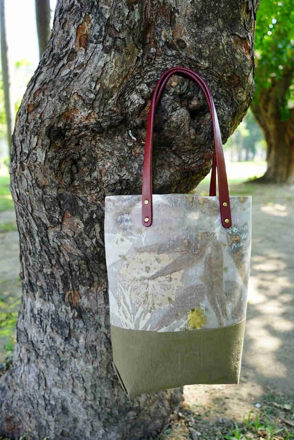 帶著植物去旅行 作品3 - 植物移印 棉布大提袋，肩背袋 ecoprinting handbag 第2張的照片