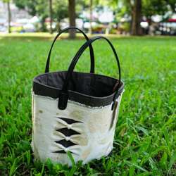 T型輕巧包- 手拎皮款 植物移印 植物印染小提袋， 植物染日常小提包 隨身包eco printing handbag 第4張的照片