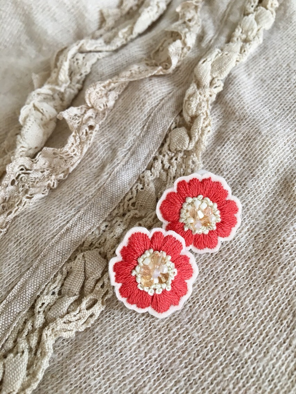 〔受注制作〕刺繍のお花イヤリング No1（朱色） 送料無料 4枚目の画像