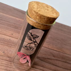 小瓶切り絵：「小窓の植物」シリーズ　～サクラに蝶～ 4枚目の画像
