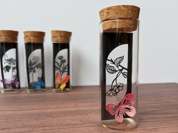 小瓶切り絵：「小窓の植物」シリーズ　～サクラに蝶～ 5枚目の画像