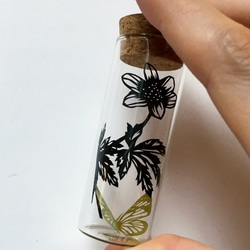 小瓶切り絵：「植物標本」シリーズ　～イチリンソウと蝶～ 3枚目の画像