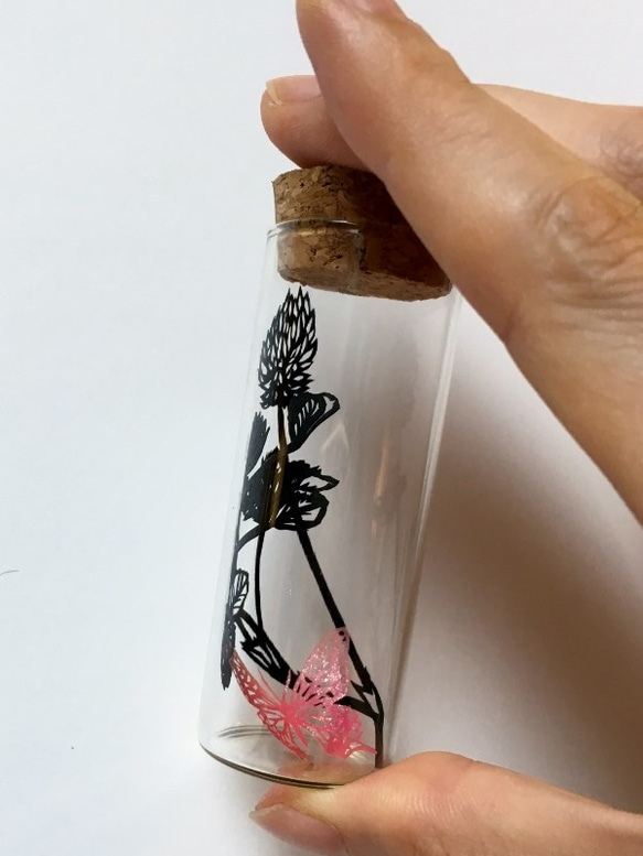 小瓶切り絵：「植物標本」シリーズ　～シロツメクサと蝶～ 4枚目の画像