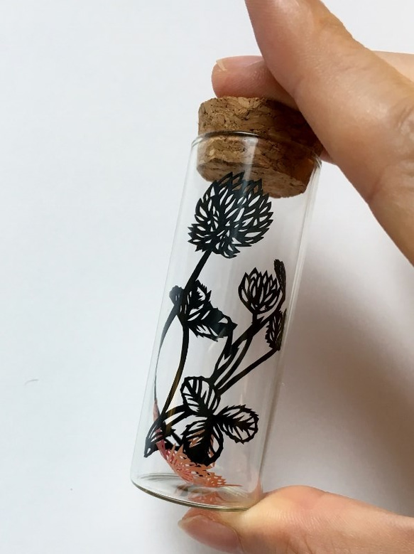 小瓶切り絵：「植物標本」シリーズ　～シロツメクサと蝶～ 5枚目の画像