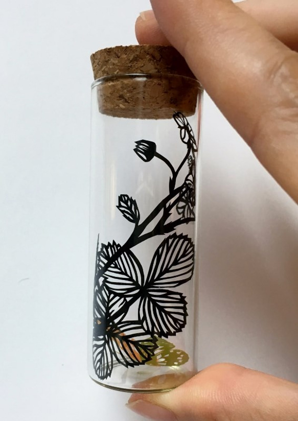 小瓶切り絵：「植物標本」シリーズ　～イチゴと蝶～ 4枚目の画像