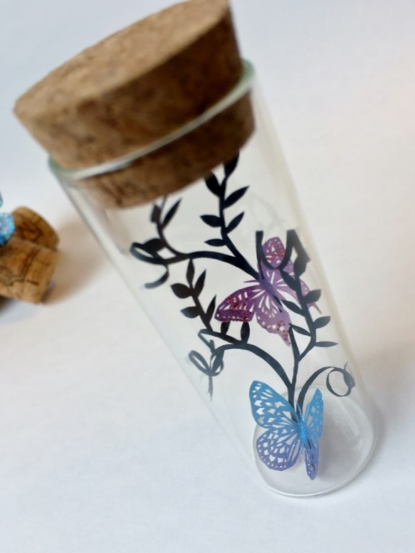 小瓶切り絵：「木陰の蝶」シリーズ　～２匹の蝶A～ 4枚目の画像