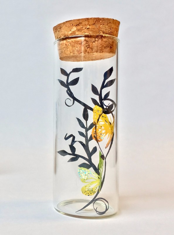 小瓶切り絵：「木陰の蝶」シリーズ　～２匹の蝶C～ 2枚目の画像