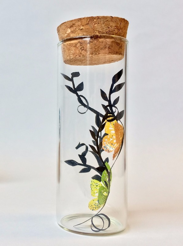 小瓶切り絵：「木陰の蝶」シリーズ　～２匹の蝶C～ 4枚目の画像