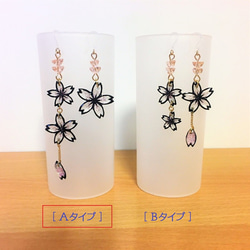 アクセサリー切り絵：舞い散る桜のアシンメトリーピアス/イヤリング（Ａ） 4枚目の画像