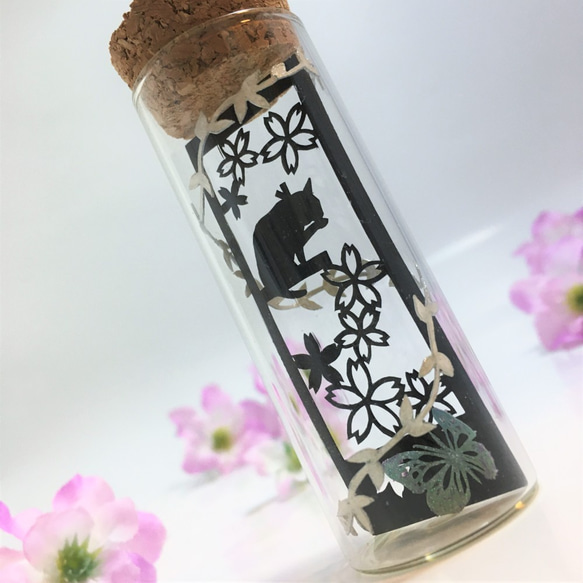 小瓶切り絵：「花の季節に」　～ネコ×サクラ(C)～ 2枚目の画像