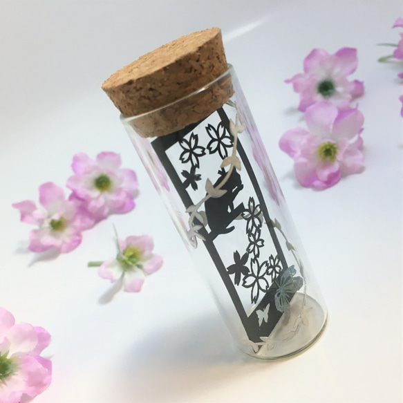 小瓶切り絵：「花の季節に」　～ネコ×サクラ(C)～ 6枚目の画像