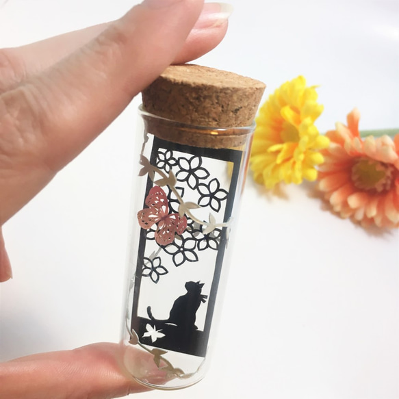 小瓶切り絵：「花の季節に」　～ネコ×イチリンソウ(A)～ 3枚目の画像