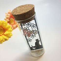 小瓶切り絵：「花の季節に」　～ネコ×イチリンソウ(A)～ 5枚目の画像