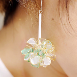 Hanakin花金 花球 綠x白 手作飾品耳環（單顆） 第4張的照片