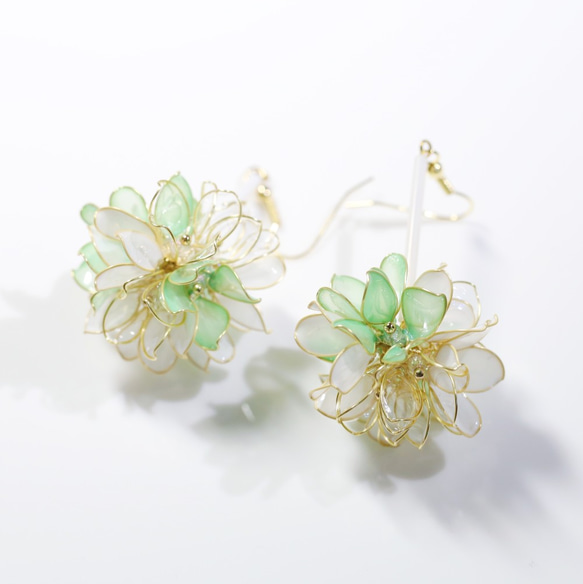 Hanakin花金 花球 綠x白 手作飾品耳環（一對） 第1張的照片