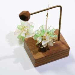 Hanakin花金 花球 綠x白 手作飾品耳環（一對） 第2張的照片