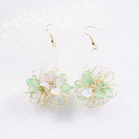 Hanakin花金 花球 綠x白 手作飾品耳環（一對） 第3張的照片