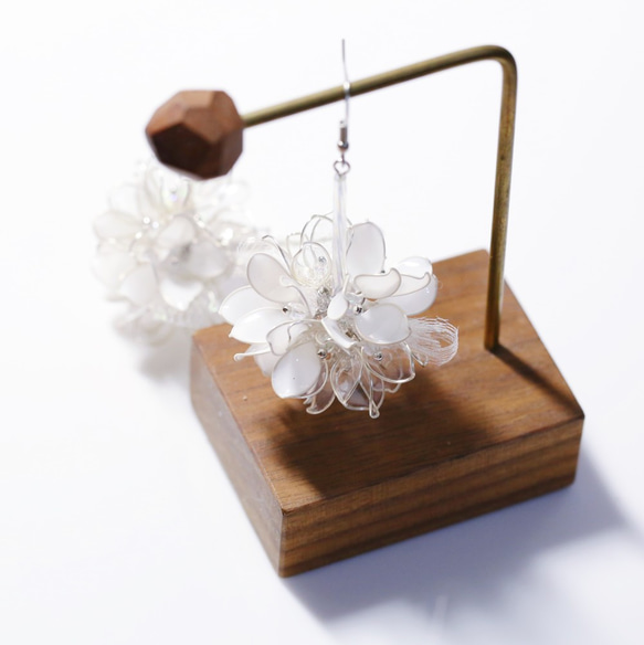Hanakin花金 秋冬花球 雪白 銀x白 手作飾品耳環（一對） 第2張的照片