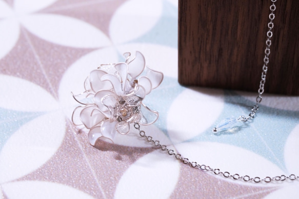 Hanakin花金 貼耳花球 雪白 銀x白 手作飾品耳環（一對） 第3張的照片