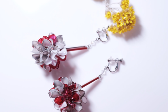 Hanakin花金 花球 紅灰雙管 手作飾品耳環 （一對） 第1張的照片