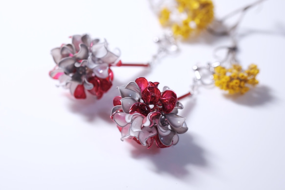 Hanakin花金 花球 紅灰雙管 手作飾品耳環 （一對） 第3張的照片