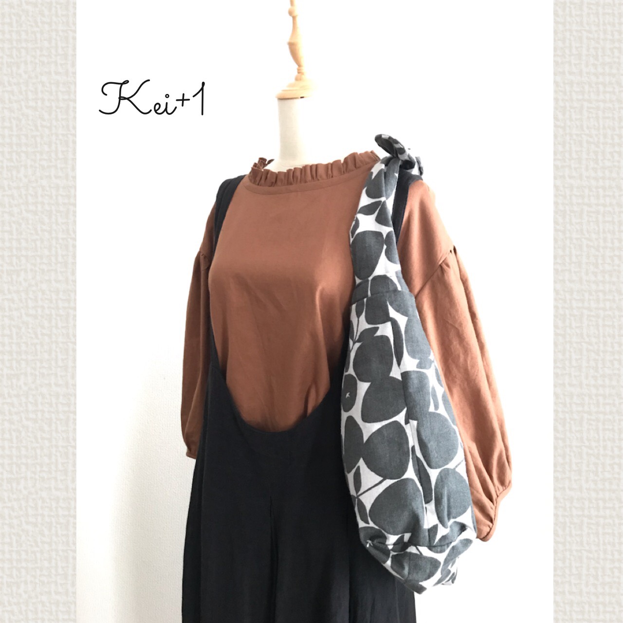 【送料無料】フリルネックふんわり袖のブラウス　マロンブラウン