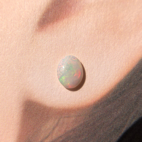 天然オパール14kgf片耳ピアス☆オーストラリア・CooberPedy産原石から磨いた１点もの 2枚目の画像