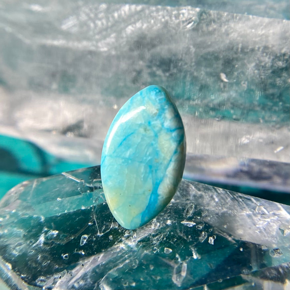 天然ブルーオパール14kgf片耳ピアス☆ペルー産原石から磨いた１点もの 3枚目の画像