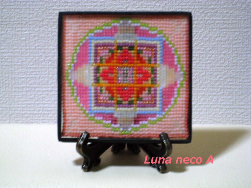 シックなピンクのガラスビーズ曼荼羅