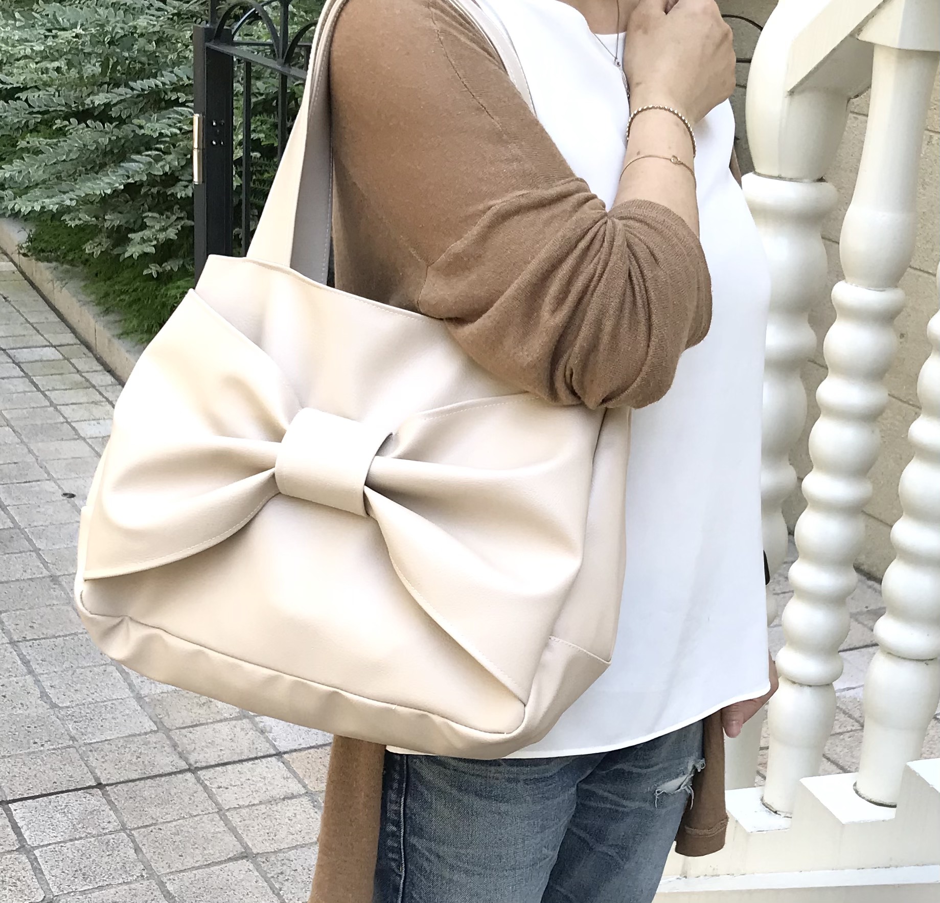 大人も似合うリボンディテール✴︎..:*☆ フェイクレザーリボンバッグ　ベージュ　　マチ16センチ　2wayフォルム
