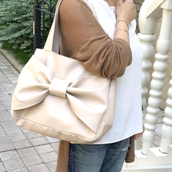 大人も似合うリボンディテール✴︎..:*☆ フェイクレザーリボンバッグ