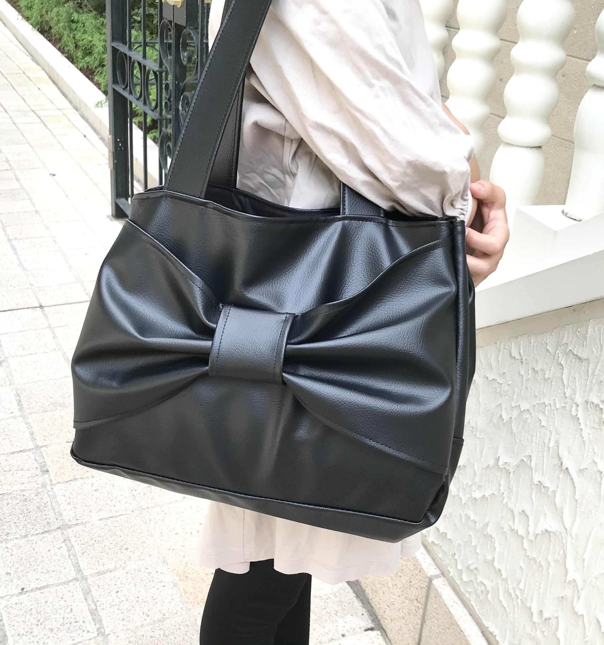 大人も似合うリボンディテール✴︎..:*☆ フェイクレザーリボンバッグ　ブラック　マチ16センチ　2wayフォルム