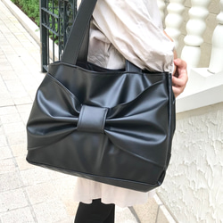 大人も似合うリボンディテール✴︎..:*☆ フェイクレザーリボンバッグ