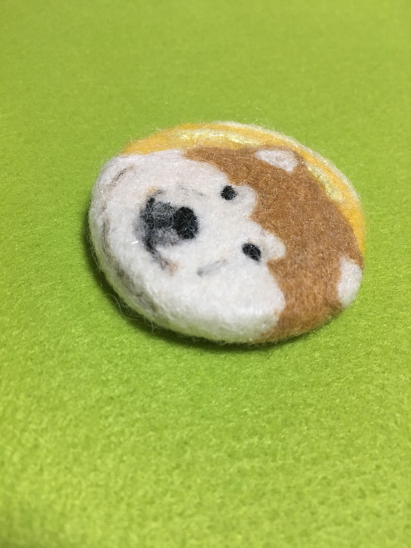 羊毛フェルトブローチ 秋田犬 4枚目の画像