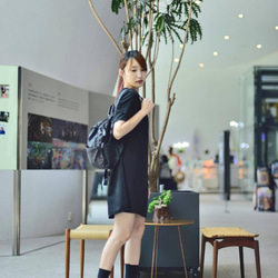 沐煦:純黑剪接素雅洋裝 第8張的照片