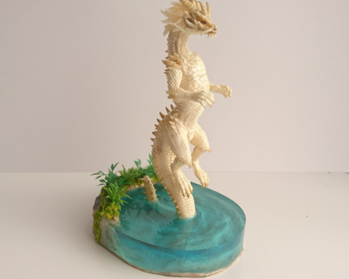 白磁器の花瓶です山水画の上に盛り上がった 立体画の龍ドラゴンが今にも飛び出しそう 白磁器の花瓶です山水画の上に盛り上がった 立体画の龍ドラゴン